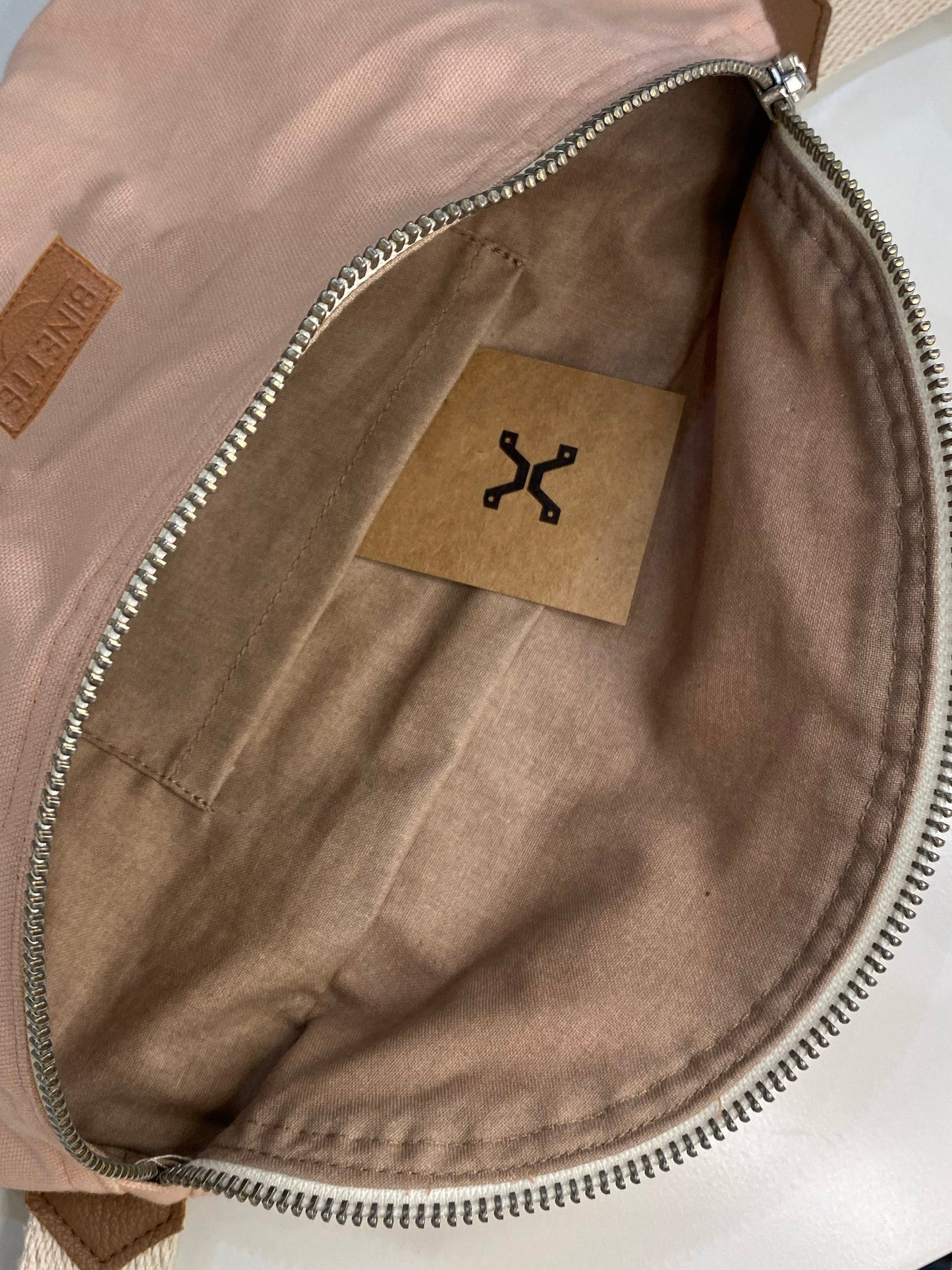 Doublure et poche intérieur du Sac banane Binette upcyclé écoresponsable rose pâle collection binette x perus fabriqué à partir de chutes de tissus voués à être jetés ou brûlés et revalorisés par Binette la marque française écoresponsable de sacs banan eupcyclés et accessoires upcyclés ultra tendances, pratique, jolis, éthiques, durables, ecoresponsable, avec un faible impact environnemental, tout en luttant ocntre le gaspillage textile