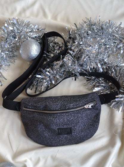 Sac banane upcyclé Disco sangle noire en tissu noir gris pailleté fabriqué par une marque française écoresponsable Binette mode éthique quais parisiens mode responsable tissu upcyclé chutes de tissus dormants voués à être jetés ou brûlés accessoires upcyclés pratiques tendances et éco-friendly